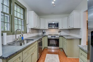 Private kitchen - Spacious Summerville Cottage (Augusta)