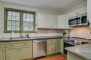 Private kitchen - Spacious Summerville Cottage (Augusta)
