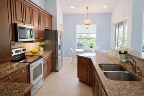 Private kitchen - Closest Home to South Beach on Marco Island (Marco Island)