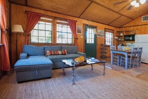 TV - Cypress Creek Cabin Stay for 6 Access to Pool Hot Tub (Comfort)