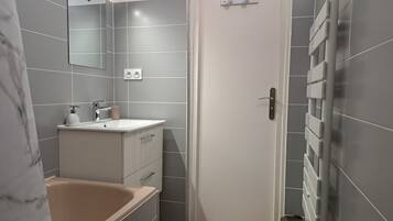 Douche, serviettes fournies