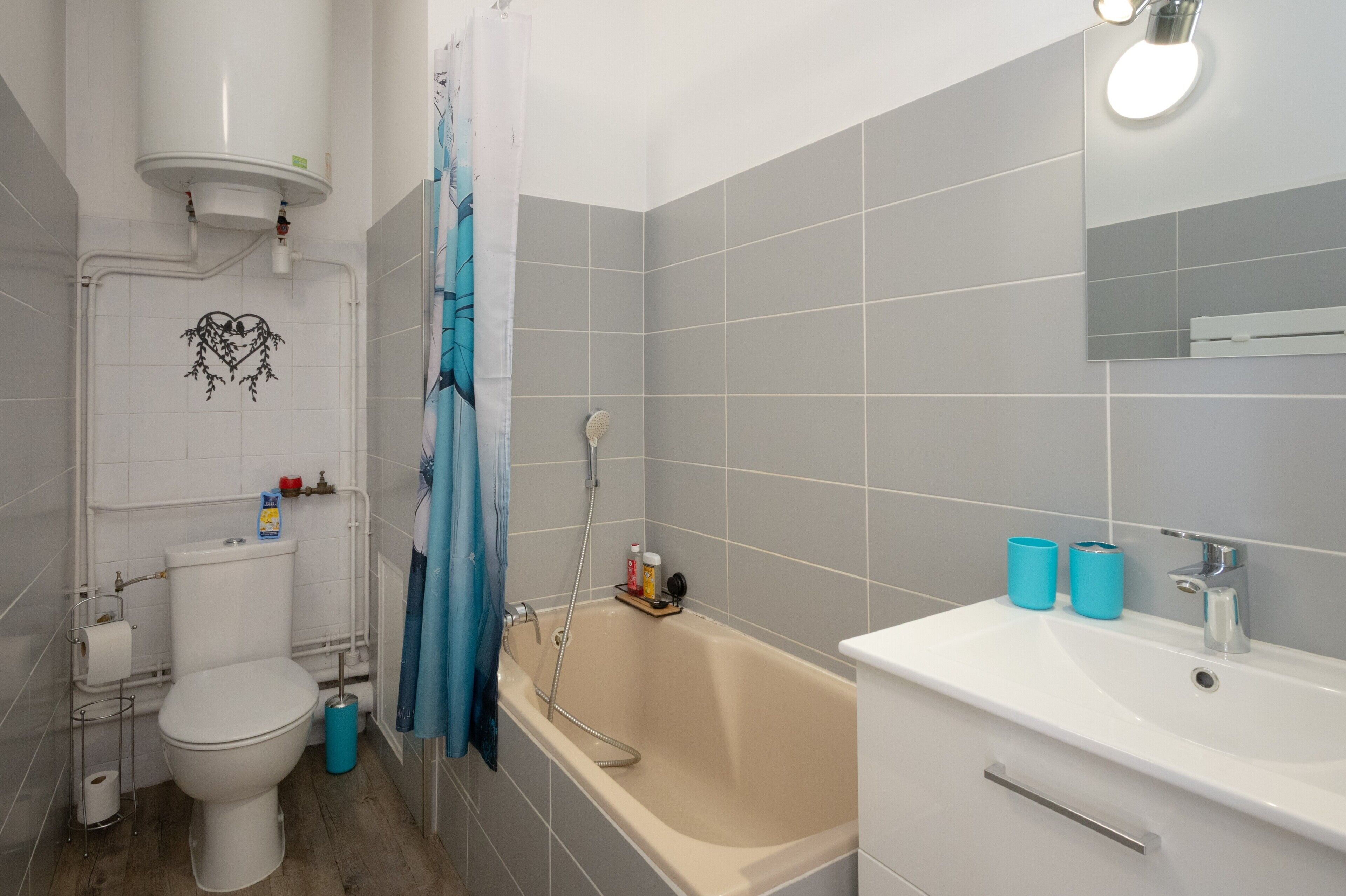 A bathroom with a toilet, bathtub, and sink.