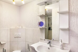 Shower, towels - Apartment 'Ferienwohnung 1  - 3 Personen' with Mountain View, Shared Terrace and Wi-Fi (Muldenhammer)