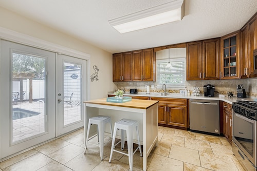 3 BD & 2 BT/Pool/Pet-Friendly