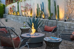 Terrace/patio - Audrey's on Park - Luxury Sunrise Pool Estate (Palm Springs)
