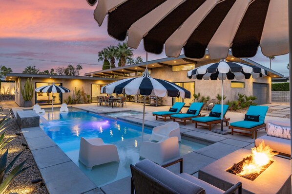 A heated pool - Audrey's on Park - Luxury Sunrise Pool Estate (Palm Springs)