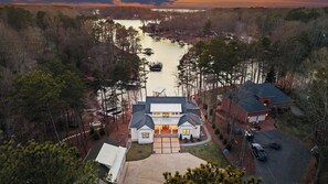 Interior - Southern Bell Estate by Avantstay Waterfront Luxury (Mooresville)