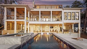 Villa (6 Bedrooms) | Front of property - Southern Bell Estate by Avantstay Waterfront Luxury (Mooresville)