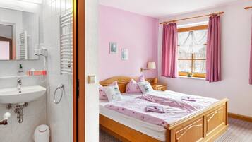 2 bedrooms, WiFi, bed sheets