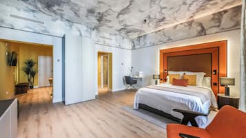 Escritorio, espacio para trabajar con laptop y wifi gratis