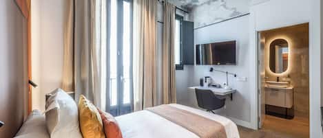 Comfort Studio, 1 Large Single Bed | Desk, laptop workspace, free WiFi