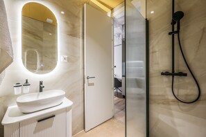 Habitación Business doble, no fumadores, baño privado | Baño | Ducha, secador de pelo, toallas y jabón