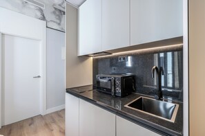 Estudio Confort, 1 cama individual grande | Cocina privada | Microondas, placa de cocina y utensilios de cocina