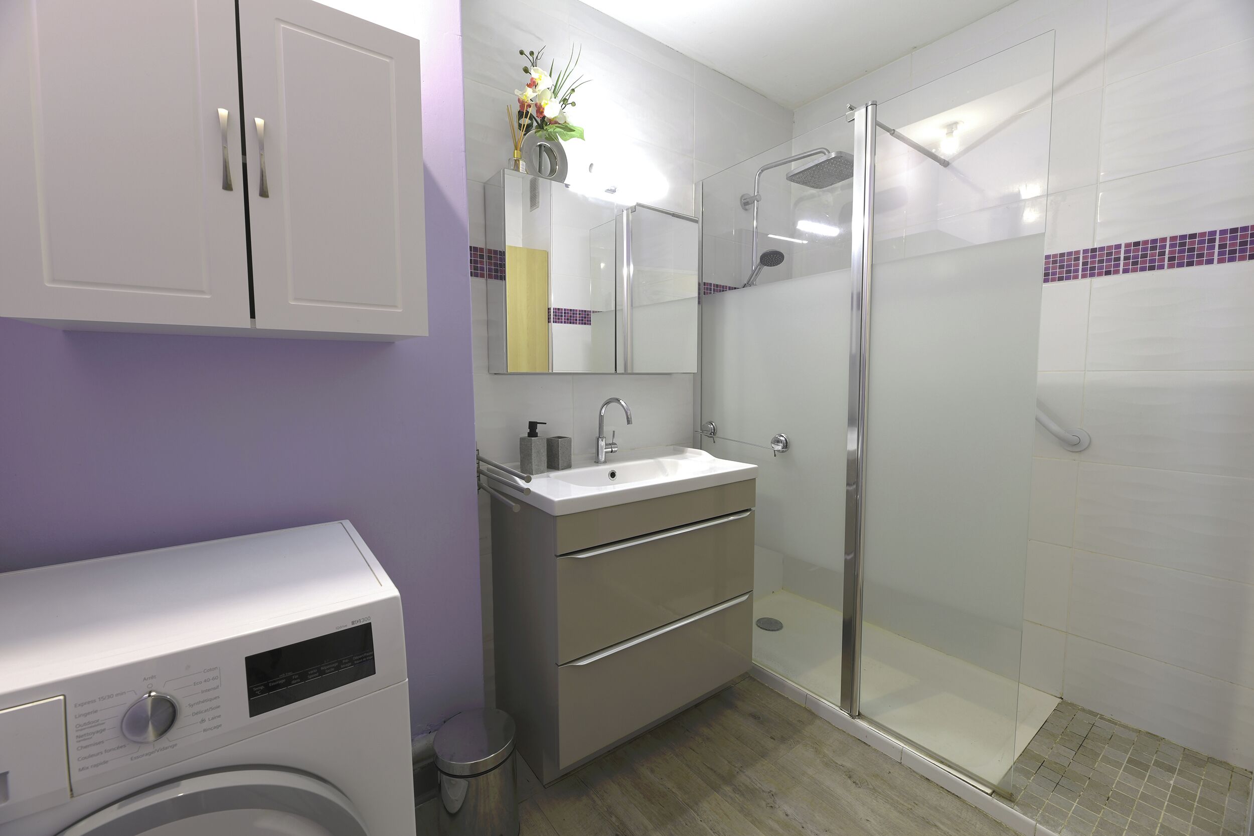 Douche, sèche-cheveux, serviettes fournies, savon