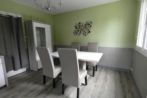 Dining - Le Corot - T2 near city center (Saint-Brieuc)