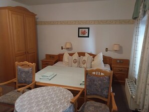 WiFi, bed sheets - Room 'Zimmer 3 - Doppelzimmer' with Mountain View, Shared Terrace and Wi-Fi (Muldenhammer)