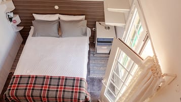 Een strijkplank/strijkijzer, wifi, beddengoed