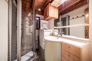 Shower - Chalet “6p Classic - L'Érable” with Mountain View, Private Terrace and Wi-Fi (Verchaix)