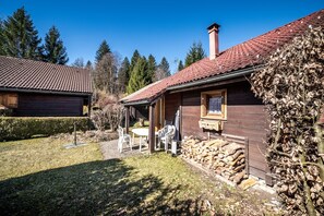 Outdoor dining - Chalet “4p Classique-Les Ancolies”: Mountain View, Private Terrace, Wi-Fi (Verchaix)