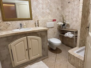 مناشف، صابون، ورق حمّام