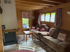 Televisio, takka, pöytätennispöytä