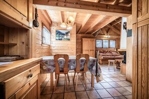 Dining - Chalet “6p Simple - Le Manou”: Mountain View, Private Terrace & Wi-Fi (Verchaix)