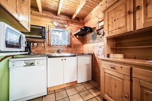 Fridge, microwave, oven, stovetop - Chalet “6p Simple - Le Manou”: Mountain View, Private Terrace & Wi-Fi (Verchaix)
