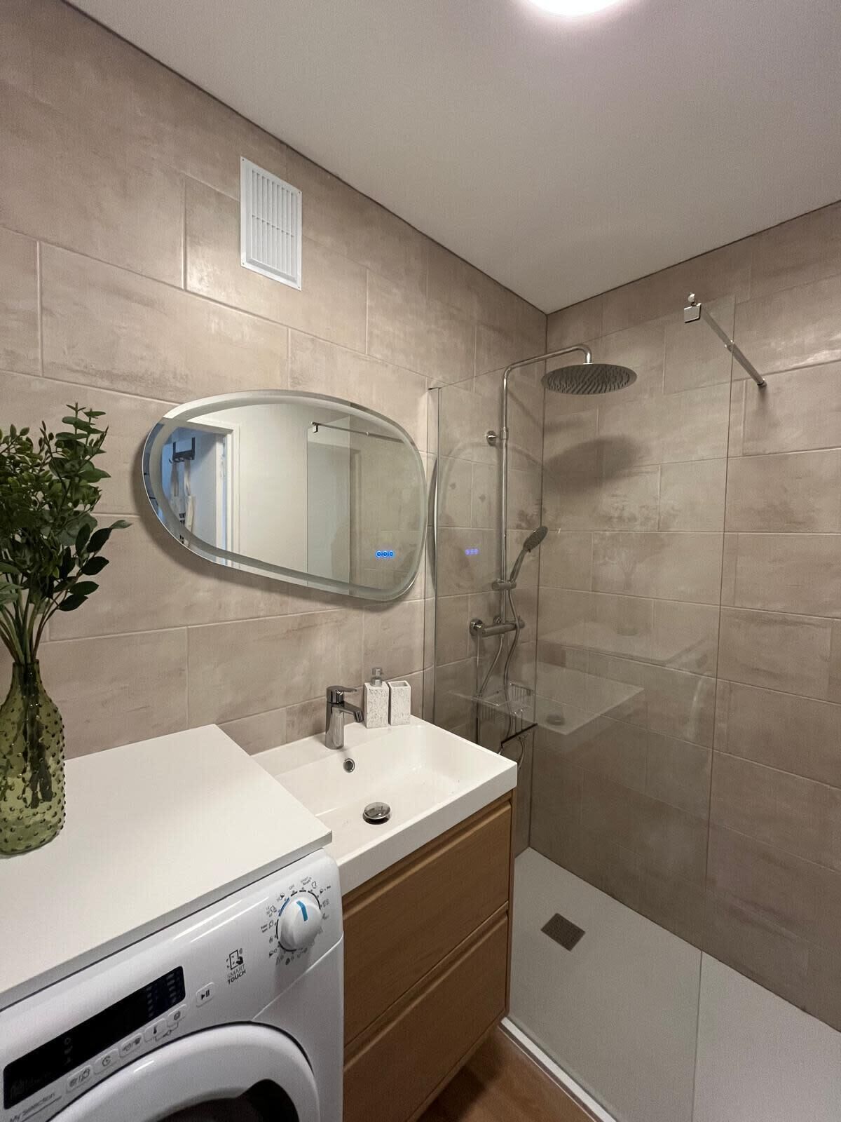 Een douche, een haardroger, handdoeken