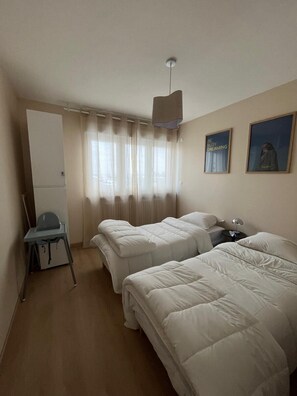 Lit parapluie, Wi-Fi, draps fournis