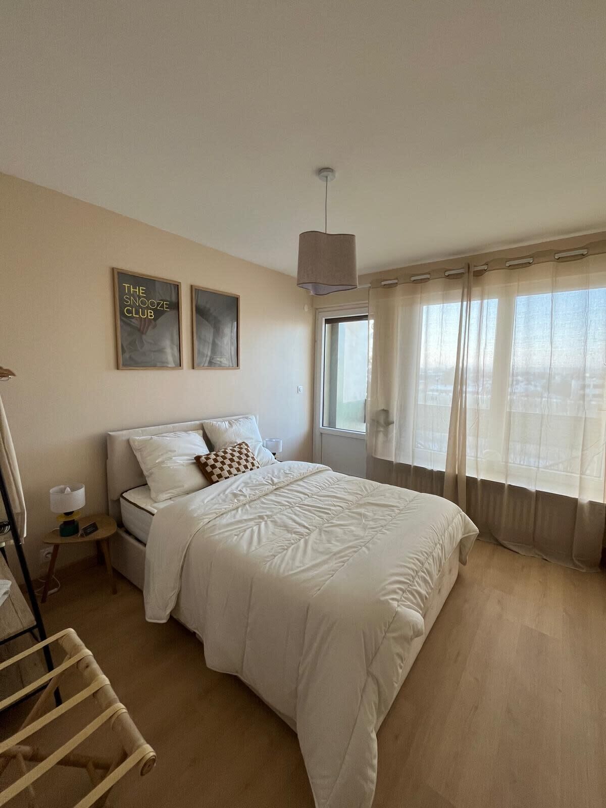 Travel crib, WiFi, bed sheets