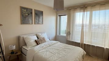 Travel crib, WiFi, bed sheets