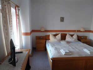 WiFi, bed sheets - Room 'Zimmer 7 - Doppelzimmer' with Mountain View, Shared Terrace and Wi-Fi (Muldenhammer)