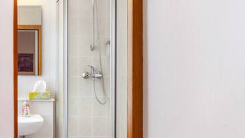 Douche, serviettes fournies