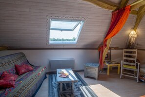 Living area - Le Balcon De Loire - Curry Room: Escape and Serenity by the Loire (La Chapelle sur Loire)