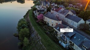 Ein Flussdorf mit traditioneller Architektur, einer Kirche und Blick auf den Fluss.