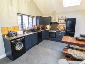 Fridge, microwave, dishwasher, toaster - Otter's Rest (Droitwich)