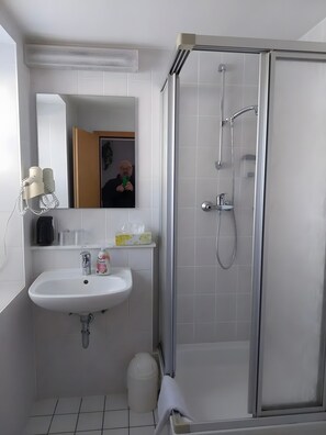 Douche, serviettes fournies