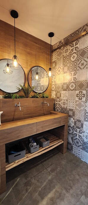 Casa | Baño | Regadera, secadora de cabello, toallas, jabón