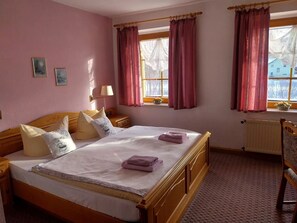 WiFi, bed sheets - Room 'Zimmer 9 - Doppelzimmer' with Mountain View, Shared Terrace and Wi-Fi (Muldenhammer)