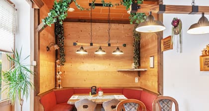 Zimmer 9 – Doppelzimmer mit Bergblick, gemeinsamer Terrasse und WLAN