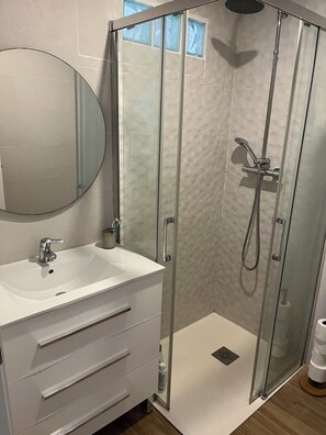 Shower, towels, toilet paper - Air-conditioned Spanish house with terrace (VC)