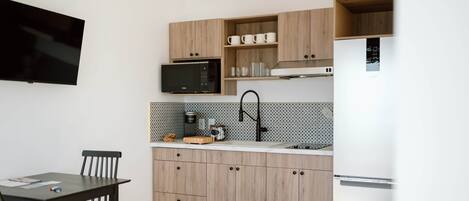 Réfrigérateur, micro-ondes, plaque de cuisson, grille-pain