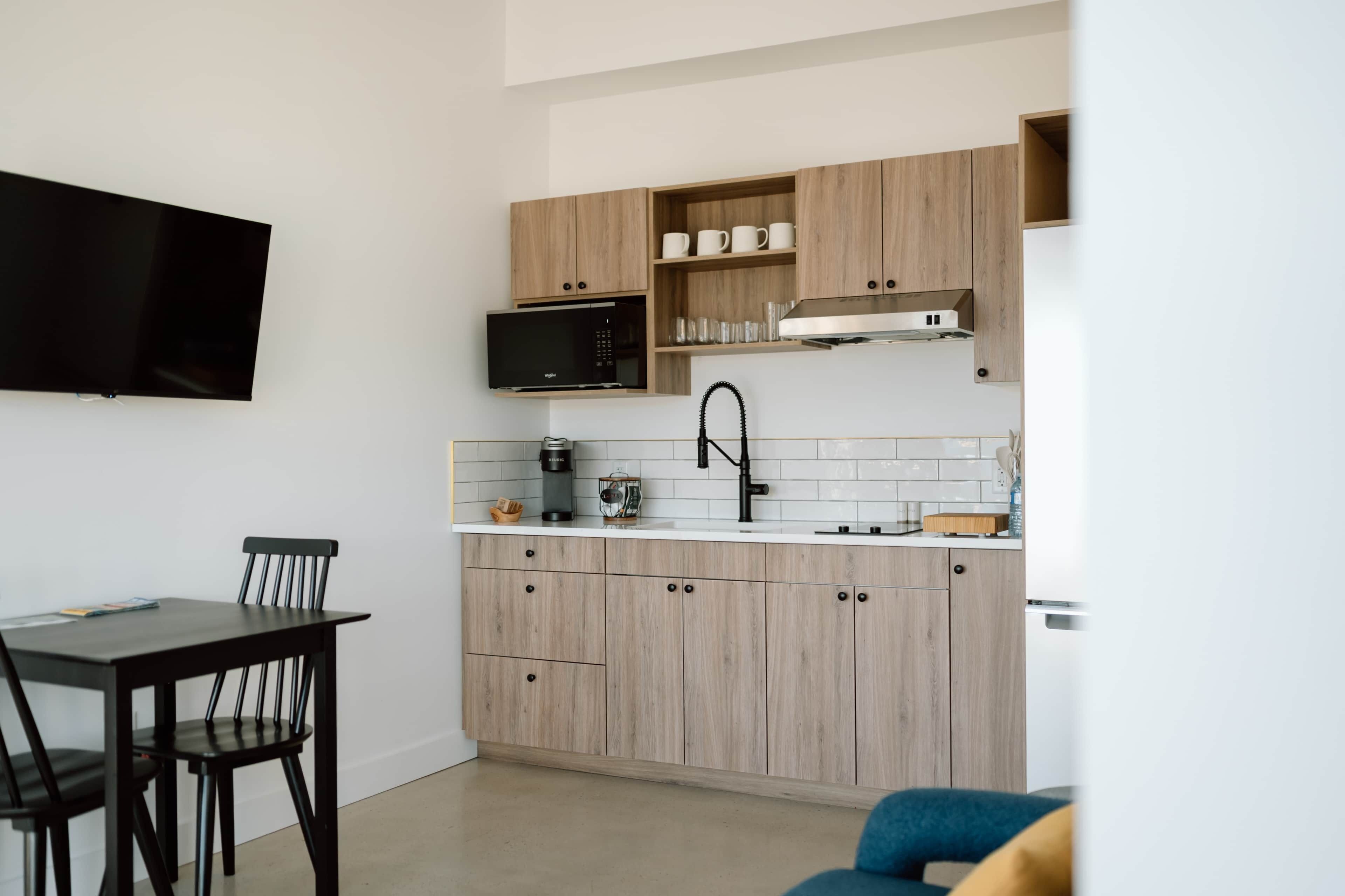 Kühlschrank, Mikrowelle, Herdplatte, Toaster