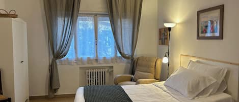 3 makuuhuonetta, silitysrauta/-lauta, ilmainen Wi-Fi, vuodevaatteet