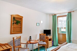 1 bedroom, WiFi, bed sheets - Room 'Zimmer 8 - Doppelzimmer' with Mountain View, Shared Terrace and Wi-Fi (Muldenhammer)