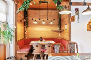 Dining - Room 'Zimmer 8 - Doppelzimmer' with Mountain View, Shared Terrace and Wi-Fi (Muldenhammer)