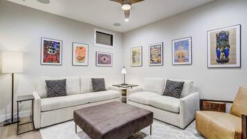 Televisión y chimenea