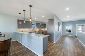 Fridge, microwave, oven, stovetop - Big Blue every shade of blue feels like home. (Port Aransas)