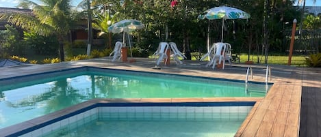 Una piscina al aire libre