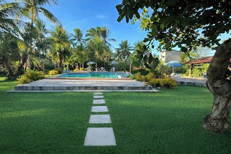 Outdoor pool. Pousada Taba de Canes